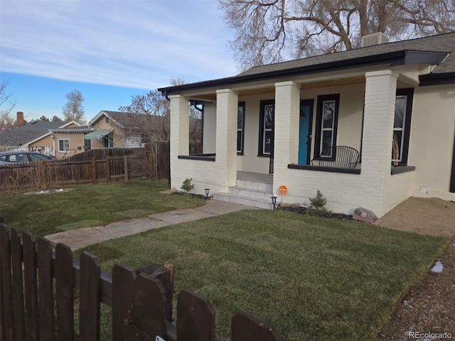 view of front of property featuring a front yard and a porch