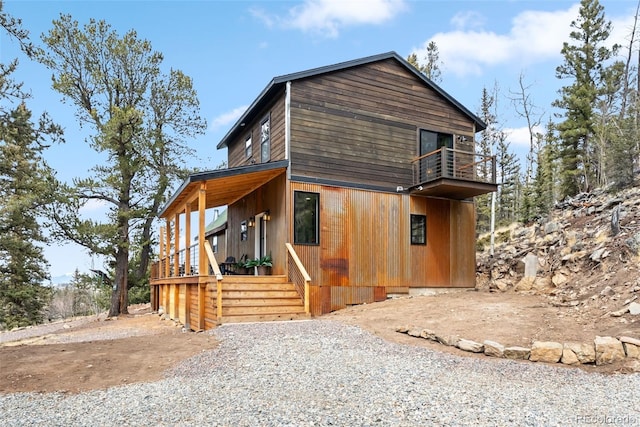view of front of property featuring a balcony