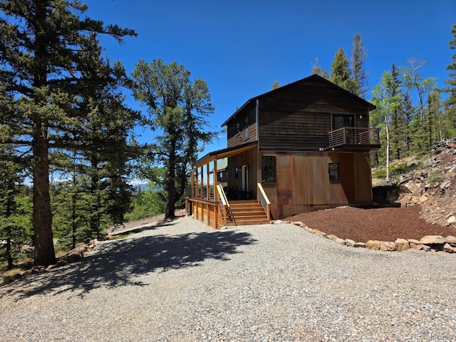 1435 E Longbow Dr, Jefferson, CO 80456 - view of front of property featuring a balcony