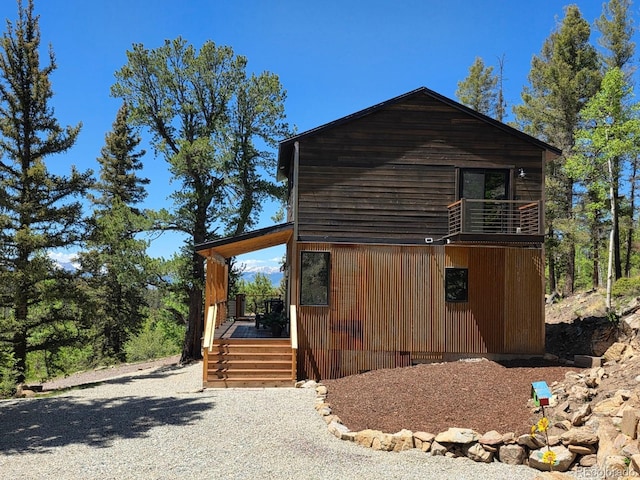 1435 E Longbow Dr, Jefferson, CO 80456 - view of side of home with a balcony