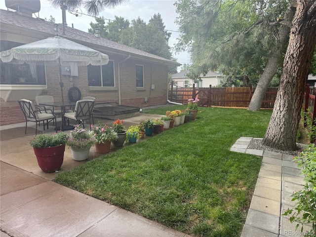 view of yard featuring a patio area