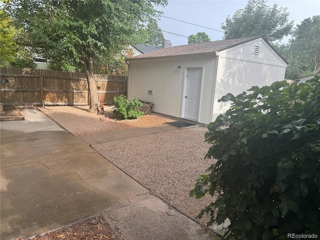 view of yard with an outbuilding