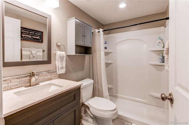 895 Antelope Dr W, Bennett, CO 80102 - full bath featuring backsplash, curtained shower, toilet, vanity, and recessed lighting