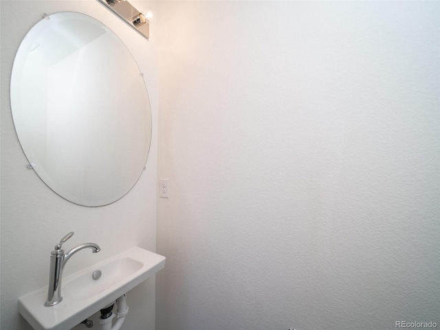 bathroom featuring sink