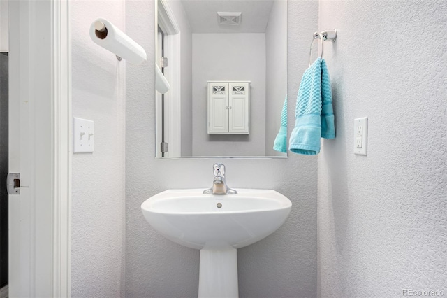 bathroom featuring sink