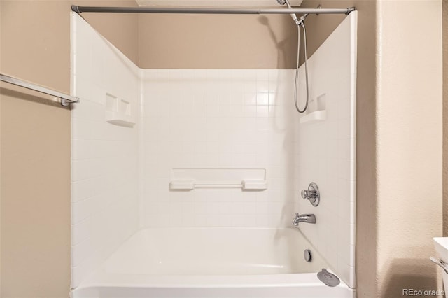 bathroom featuring tiled shower / bath