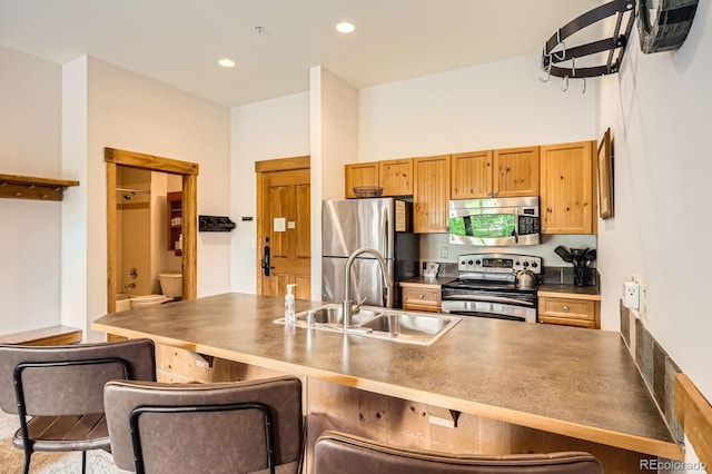 53 Hunki Dori Ct Unit 8905, Dillon, CO 80435 - kitchen with stainless steel appliances, a kitchen bar, dark countertops, recessed lighting, and a peninsula