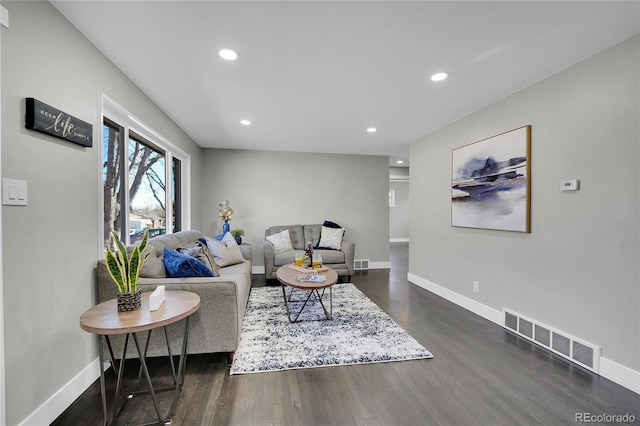 living room featuring dark wood-type flooring, recessed lighting, visible vents, and baseboards