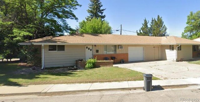 ranch-style home featuring a front lawn