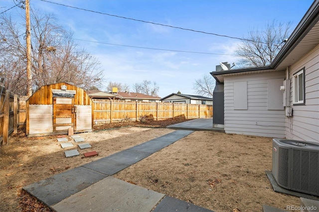 view of yard featuring an outbuilding and central AC unit