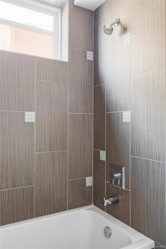 bathroom with tiled shower / bath