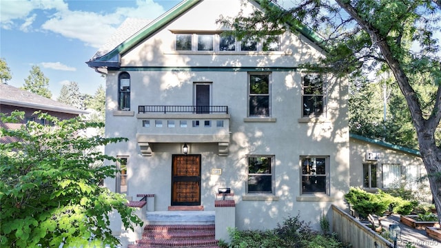 view of front of property featuring a balcony