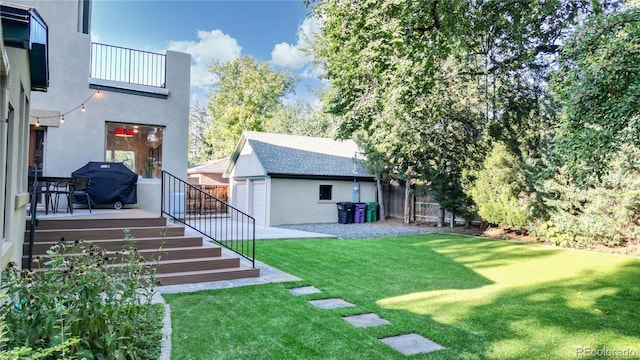 view of yard featuring a garage and an outdoor structure