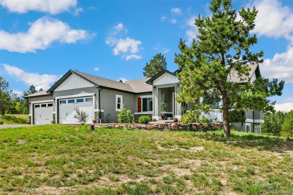 view of front of home featuring a garage and a front yard