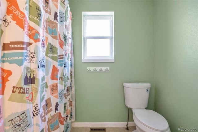 801 S 15th Ave, Brighton, CO 80601 - full bath featuring toilet, baseboards, and a shower with shower curtain