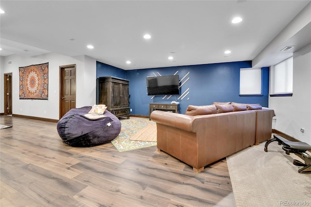 living area featuring light wood-type flooring, recessed lighting, and baseboards