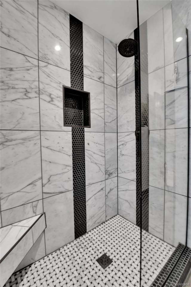 full bathroom featuring a tile shower