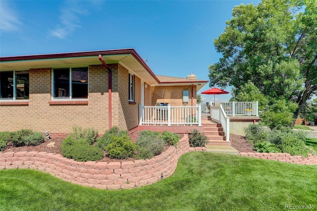 view of front of house with a front lawn