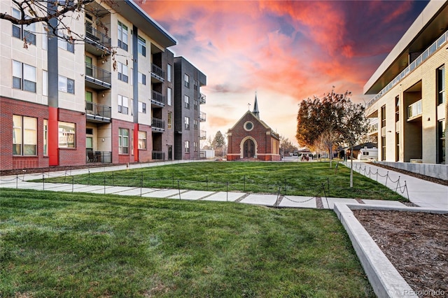 view of property's community featuring a yard