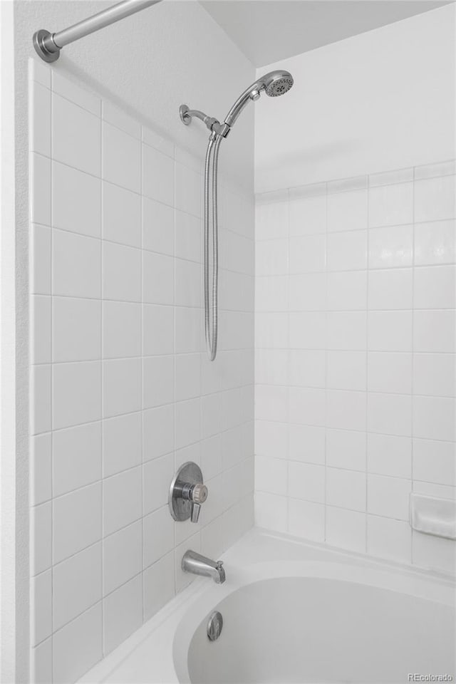 bathroom with tiled shower / bath