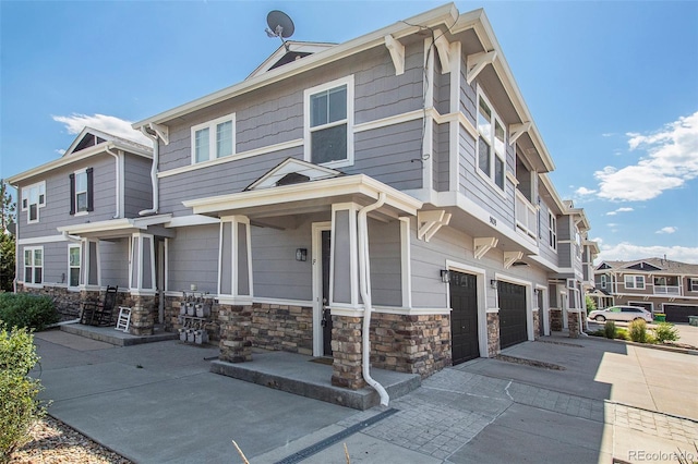 view of front facade featuring a garage