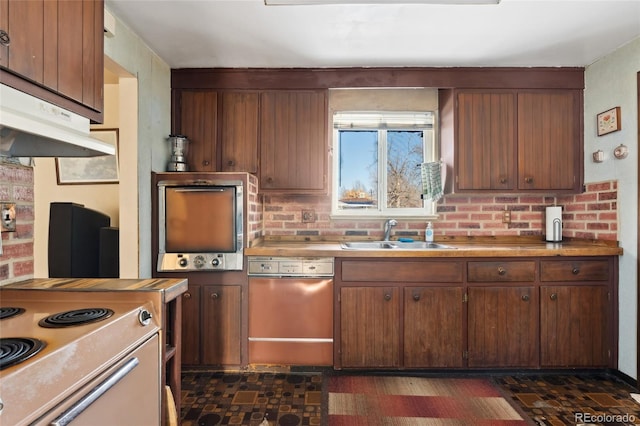 kitchen with sink, electric range, and decorative backsplash