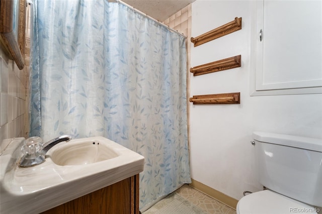 bathroom featuring toilet and curtained shower