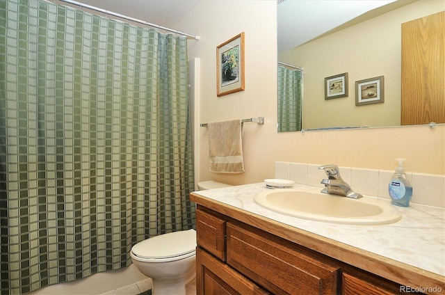 bathroom with a shower with curtain, vanity, and toilet