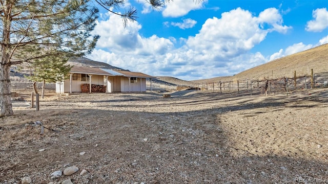 view of yard with a mountain view