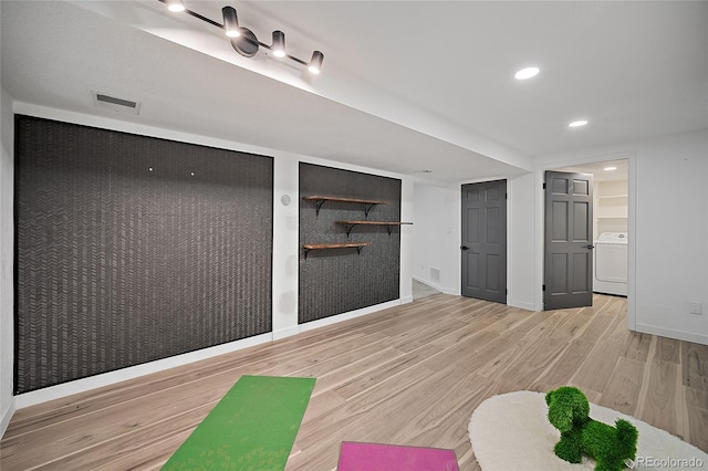 2020 Forest Ridge Dr, Colorado Springs, CO 80918 - exercise area featuring washer / clothes dryer, baseboards, recessed lighting, visible vents, and wood finished floors