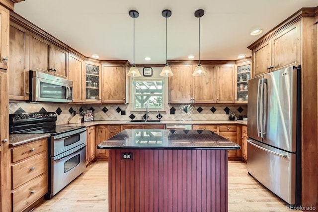 6646 S Fundy Ct, Centennial, CO 80016 - kitchen with appliances with stainless steel finishes, a sink, light wood finished floors, a center island, and recessed lighting