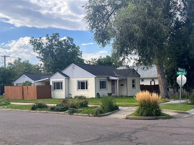 ranch-style house featuring a front lawn