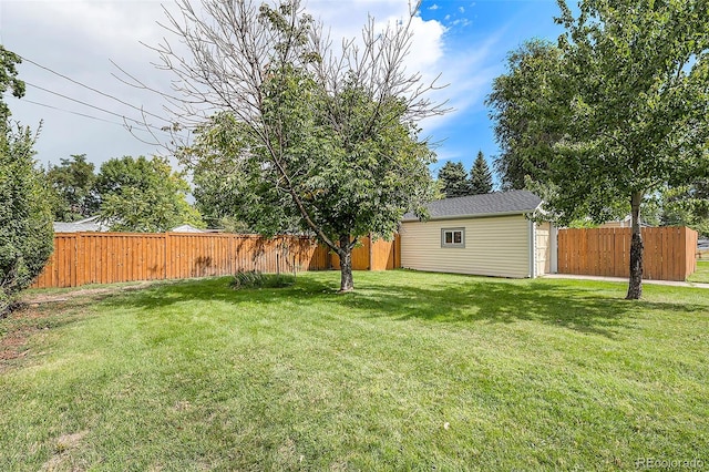 view of yard featuring an outbuilding