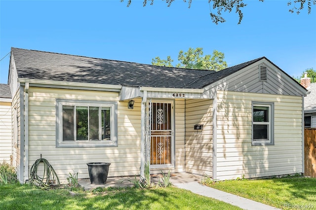 view of front of property with a front lawn