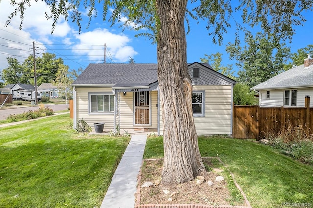 bungalow-style house featuring a front lawn