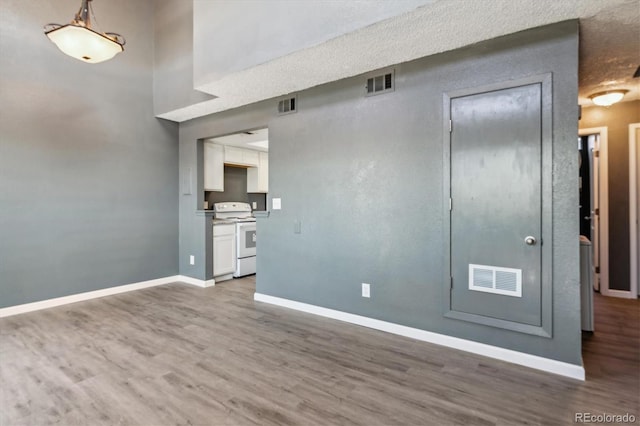 19192 E Wyoming Pl Unit 206, Aurora, CO 80017 - empty room with wood finished floors and baseboards