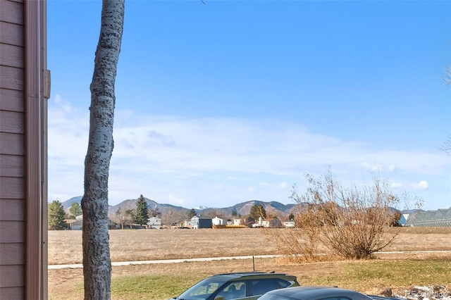 view of yard featuring a mountain view