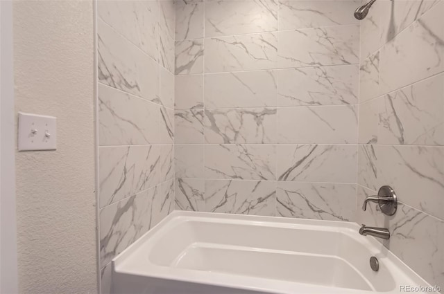 bathroom with tiled shower / bath