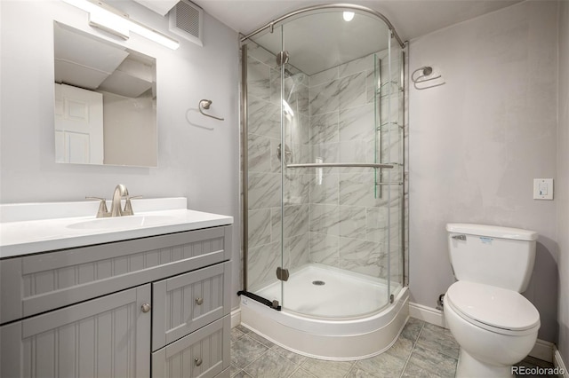 full bathroom featuring vanity, baseboards, visible vents, a shower stall, and toilet