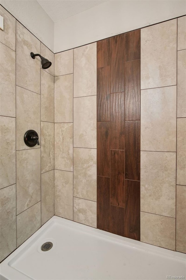 bathroom featuring tiled shower