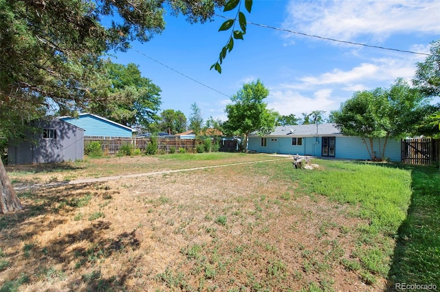 view of yard with a storage unit