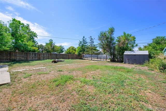 view of yard featuring a storage unit