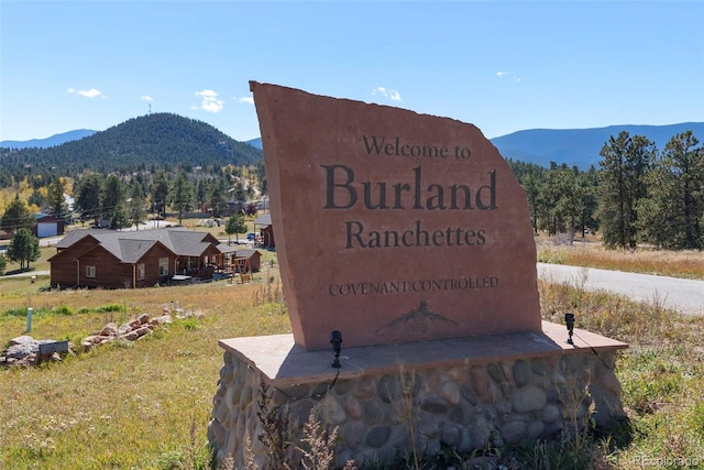 community / neighborhood sign featuring a mountain view