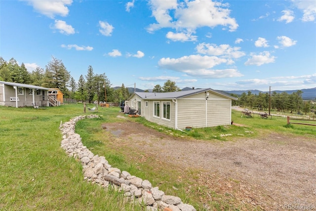 view of yard featuring a mountain view