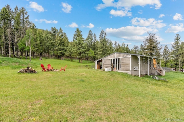 view of yard featuring an outdoor structure