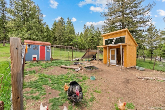 view of yard featuring a storage unit