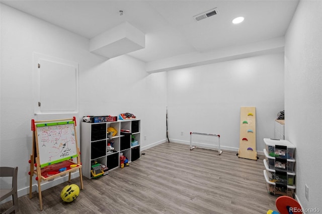 playroom with light wood finished floors, recessed lighting, visible vents, and baseboards