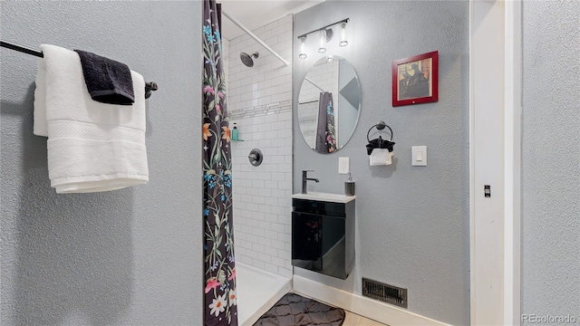 bathroom featuring a shower with curtain and vanity