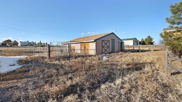 view of yard featuring an outbuilding