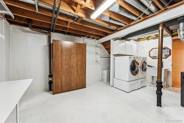 basement with independent washer and dryer and a sink